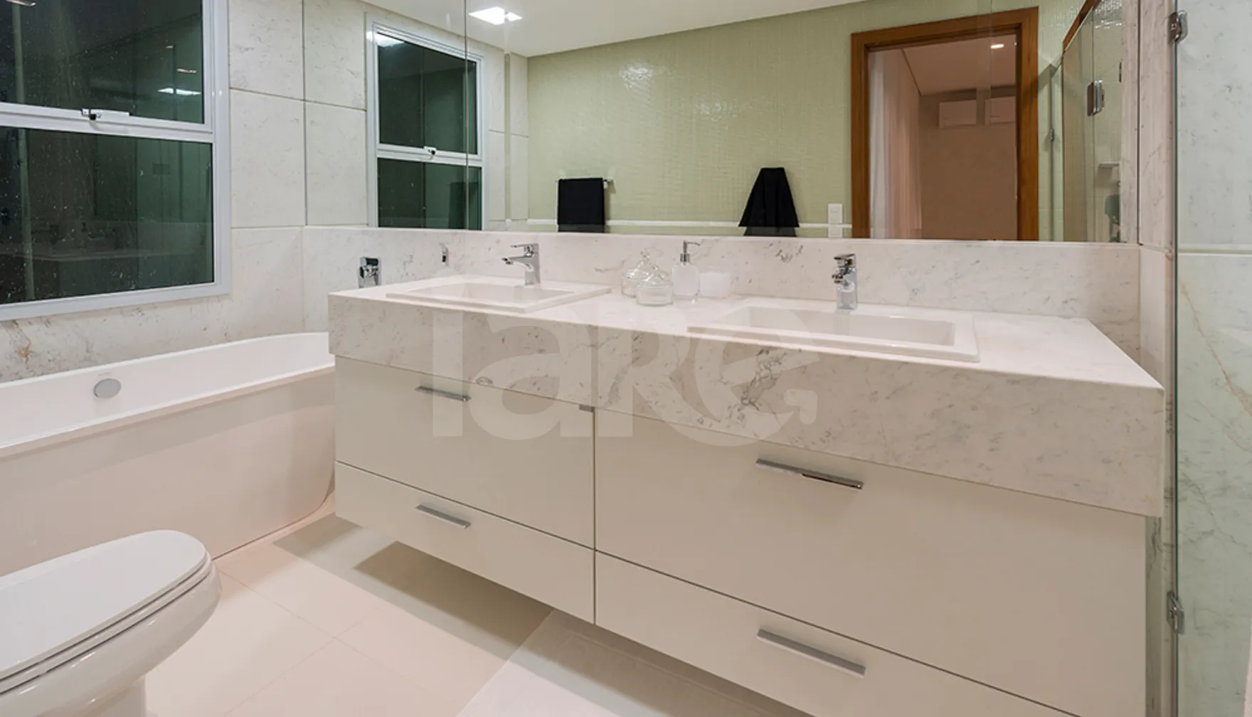 Marina Bay Residences - Apartamento com 240,1 m², em Itapuã — foto 14