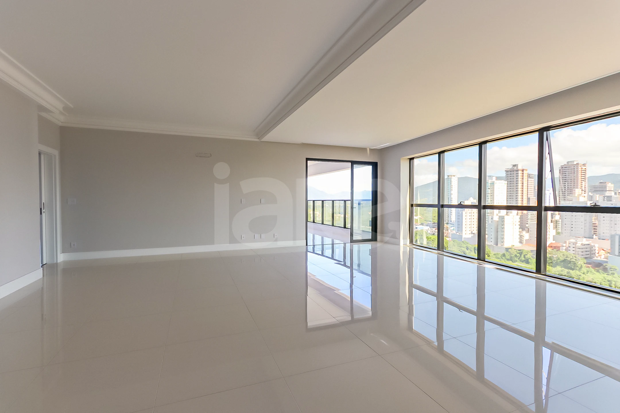 Edifício Paramount Apto 1601 - Apartamento com 269,5 m², em Meia Praia — foto 5