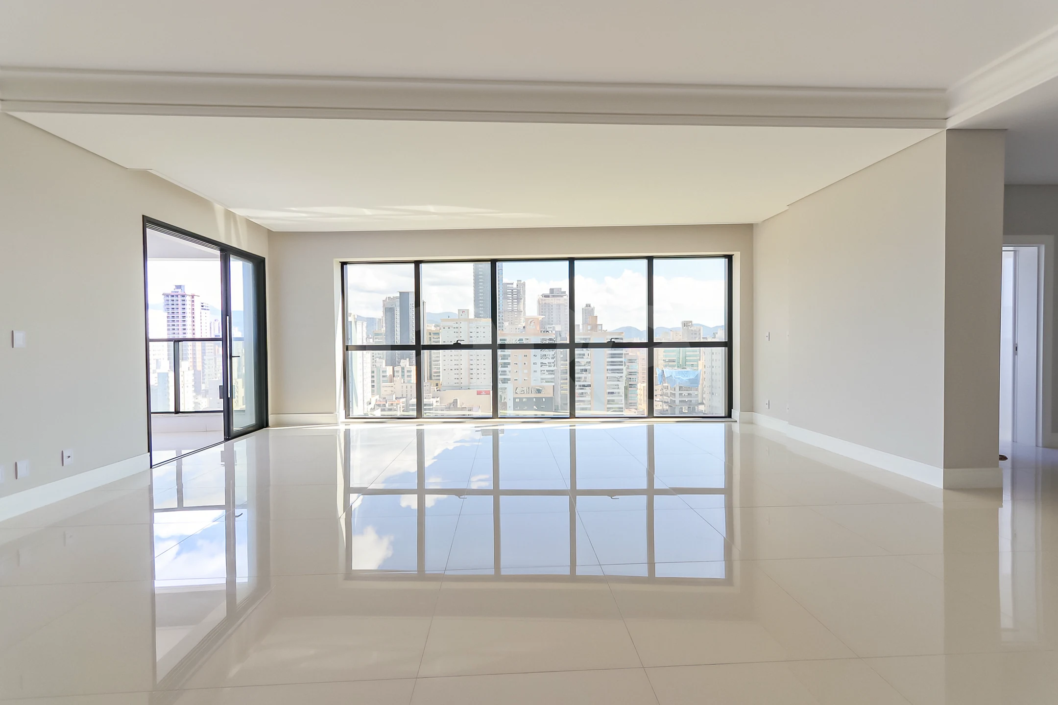 Edifício Paramount Apto 1601 - Apartamento com 269,5 m², em Meia Praia — foto 2