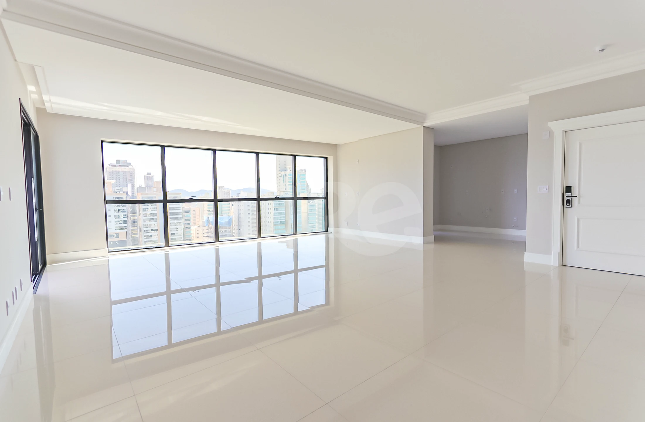 Edifício Paramount Apto 1601 - Apartamento com 269,5 m², em Meia Praia — foto 3