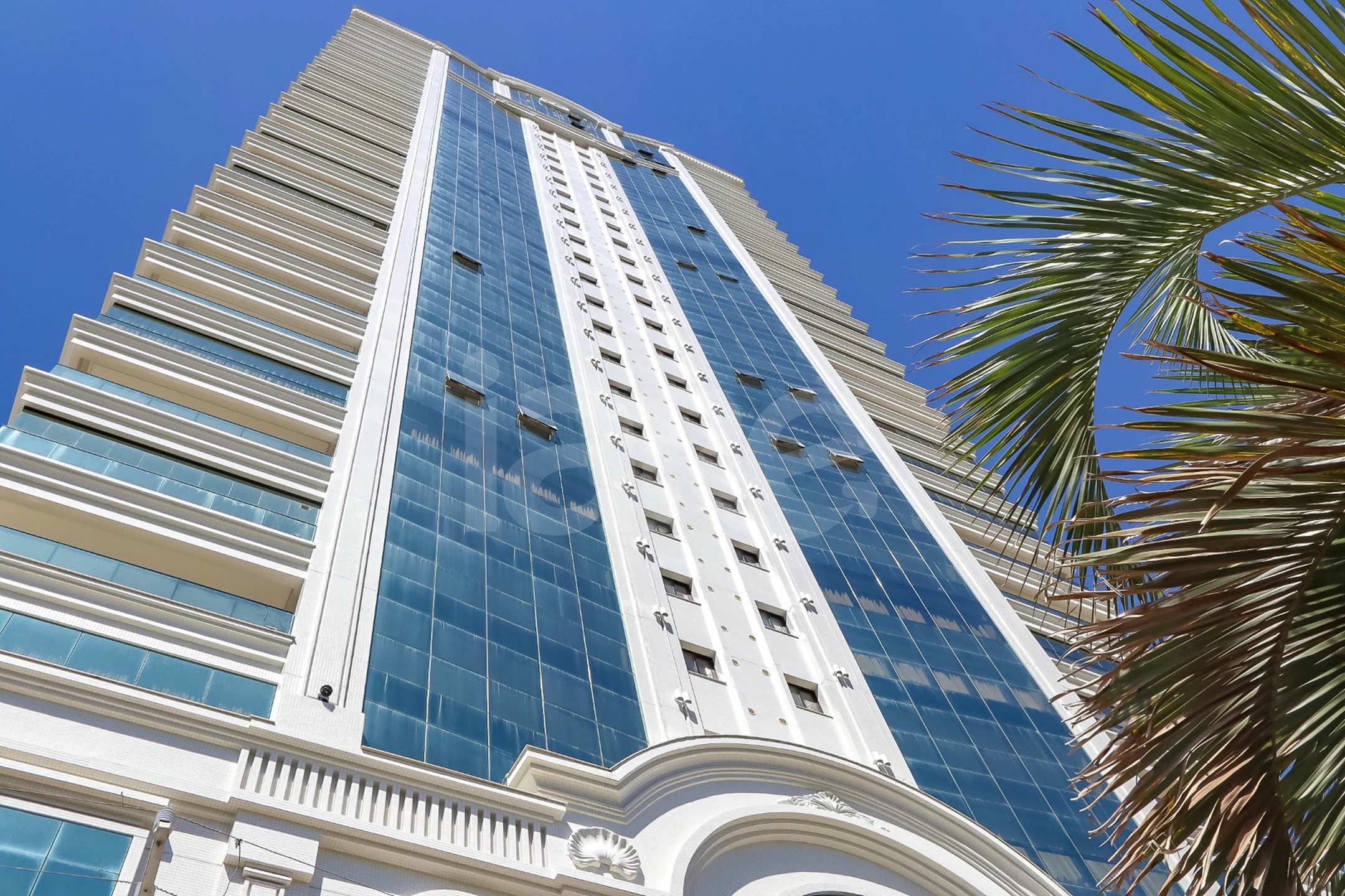 Edifício Paramount Apto 1601 - Apartamento com 269,5 m², em Meia Praia — foto 1