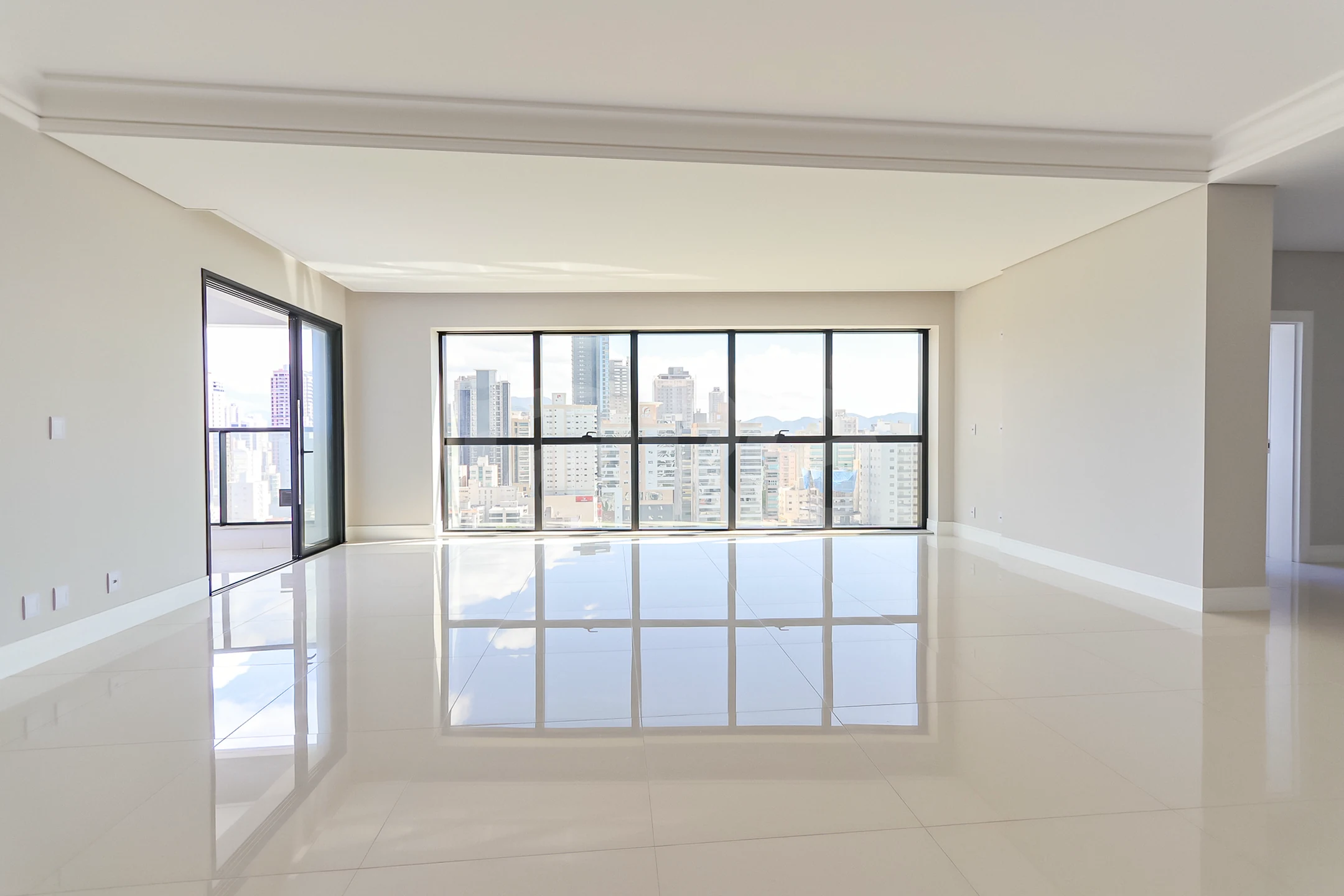 Edifício Paramount Apto 1601 - Apartamento com 269,5 m², em Meia Praia — foto 6