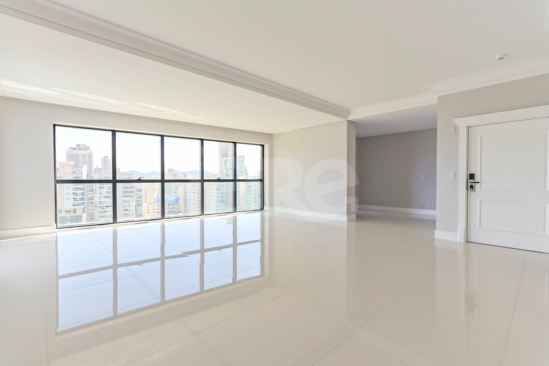 Edifício Paramount Apto 1601 - Apartamento com 269,5 m², em Meia Praia — foto 4